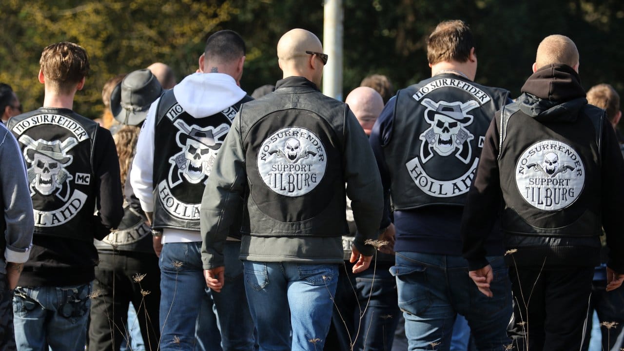 Mitglieder der niederländischen Rockervereinigung "No Surrender - Holland" kommen zur Beisetzung von Jaden.