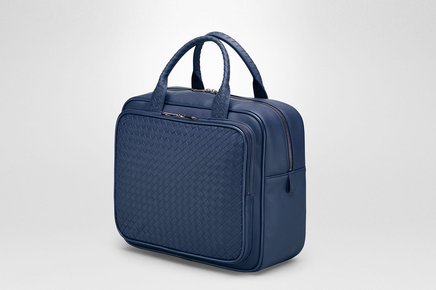 Einen eleganten Eindruck hinterlassen Sie mit der charmanten Reisetasche von Bottega Veneta (um 1.750 Euro). Hier passen auch locker Ihre Arbeitsunterlagen hinein.