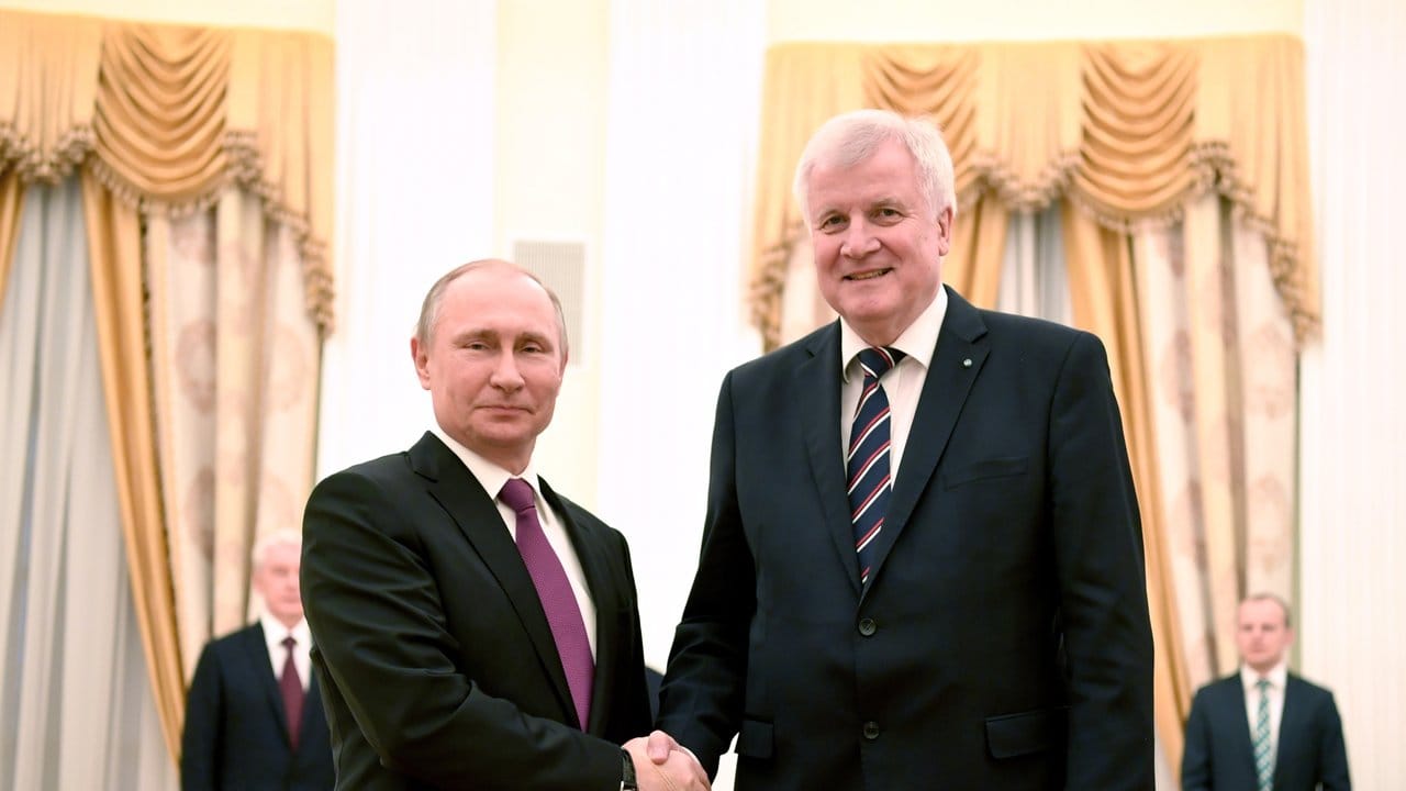 Der russischen Präsident Wladimir Putin empfängt den bayerischen Ministerpräsidenten Horst Seehofer in Moskau.