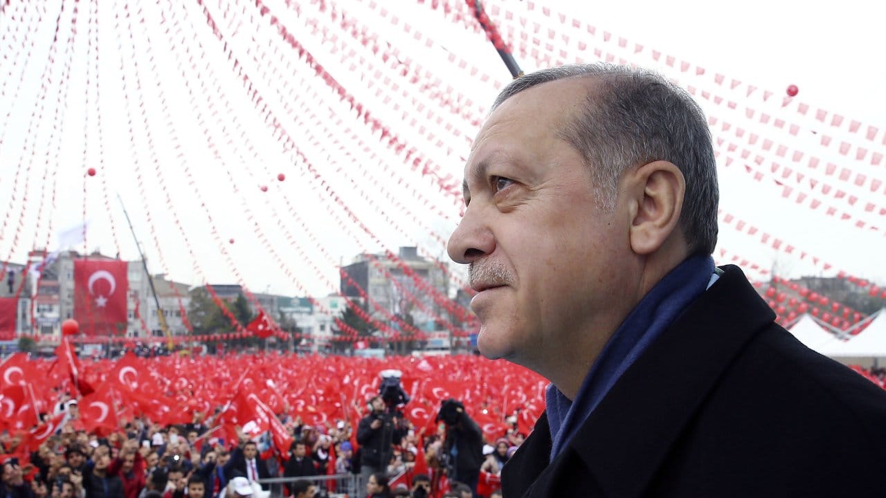 Der türkische Präsident Recep Tayyip Erdogan spricht vor Anhängern in Sakarya.
