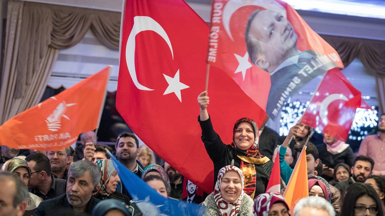 Wahl-Veranstaltung eines türkischen AKP-Abgeordneten in einer privaten Veranstaltungshalle im hessischen Kelsterbach.