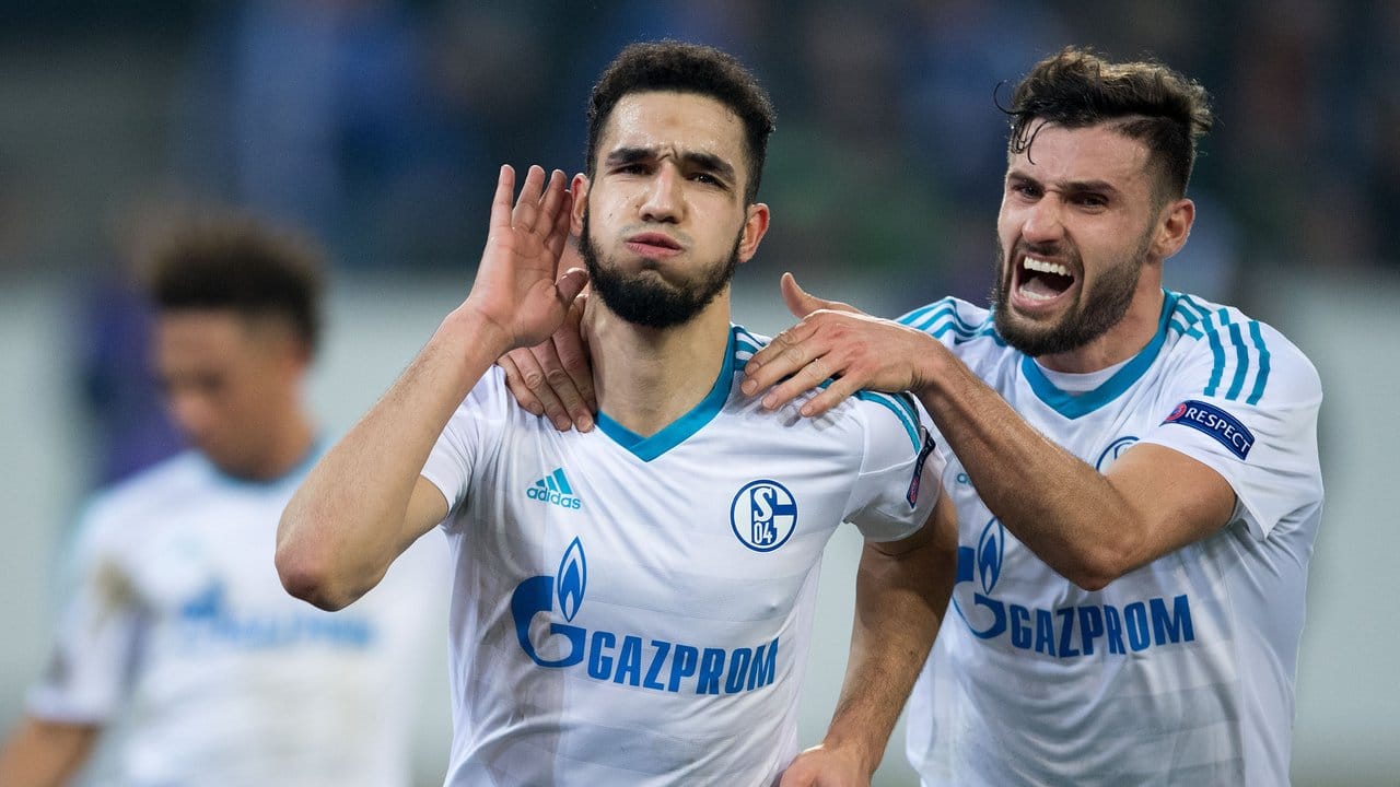 Der verwandelte Elfer von Nabil Bentaleb (l) brachte Schalke den Ausgleich zum 2:2 und damit die Entscheidung.