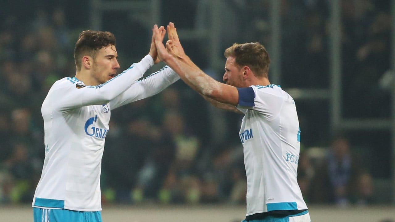 Schalkes Leon Goretzka (l) bejubelt sein Tor zum 1:2 mit Benedikt Höwedes.