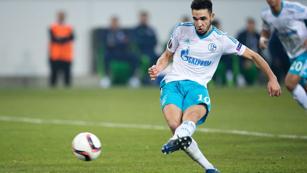 Schalkes Nabil Bentaleb trifft per Strafstoß zum 2:2.