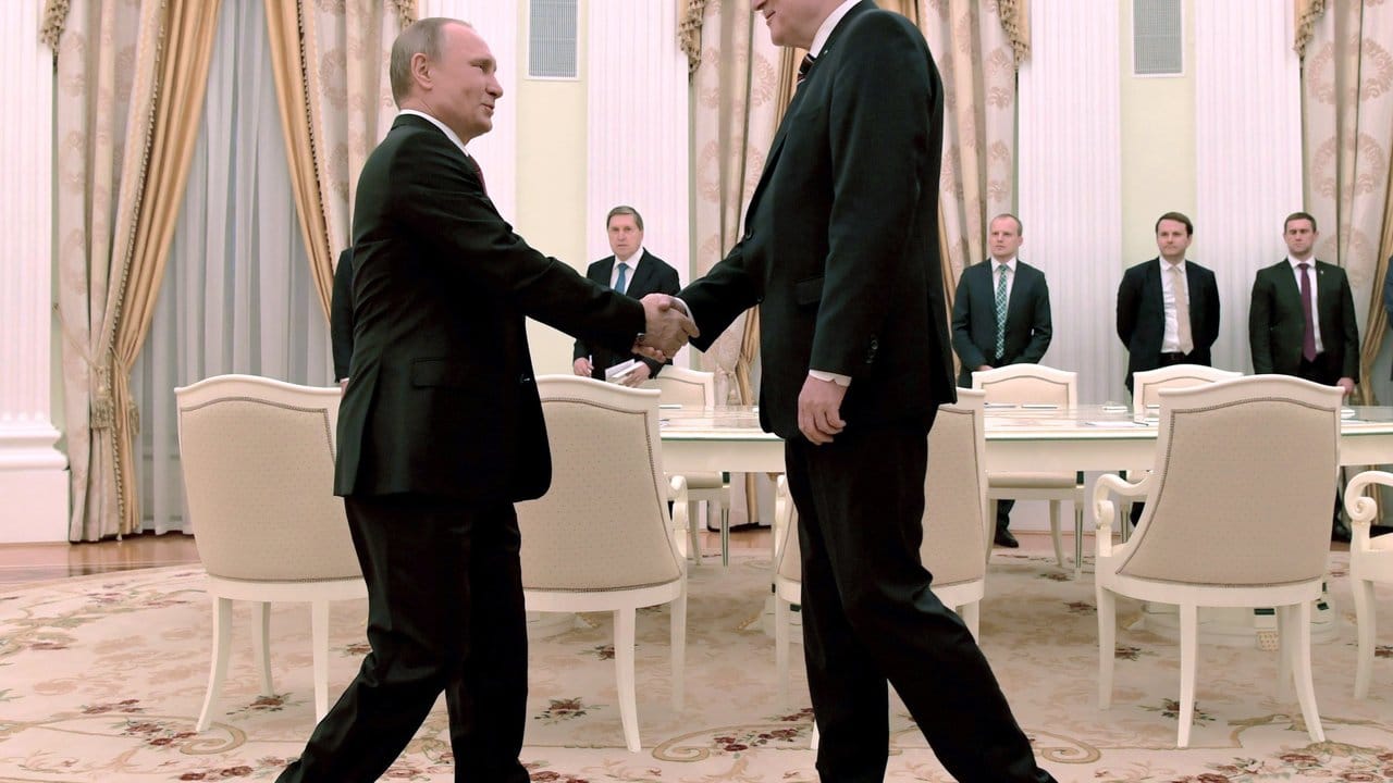 Der bayerische Ministerpräsident Horst Seehofer wird Moskau von Kremlchef Wladimir Putin begrüßt.