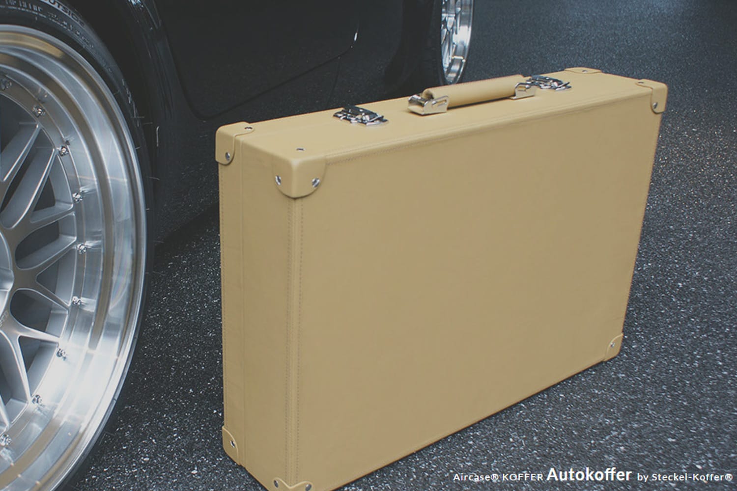 In der Manufaktur von Steckel-Koffer können Sie sich ab 2.979 Euro Ihren ganz pesönlichen Aircase Autokoffer designen und anfertigen lassen. Das Außenmaterial wird dabei auf Ihr Auto abgestimmt.