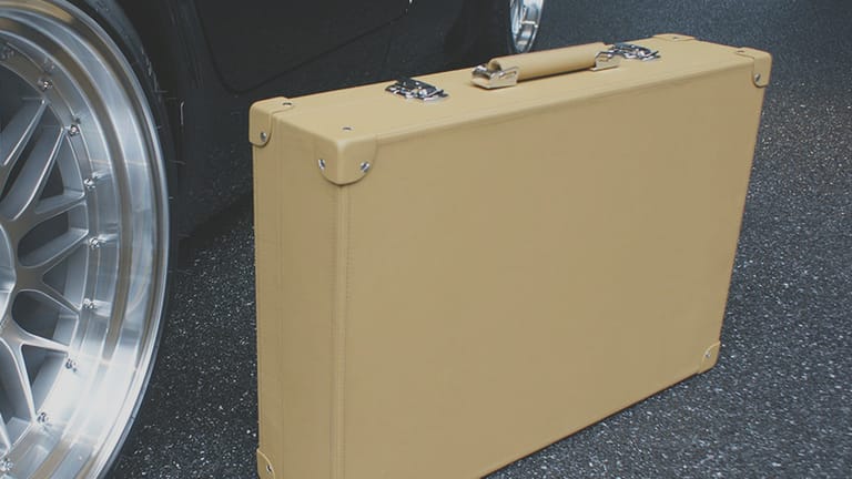 In der Manufaktur von Steckel-Koffer können Sie sich ab 2.979 Euro Ihren ganz pesönlichen Aircase Autokoffer designen und anfertigen lassen. Das Außenmaterial wird dabei auf Ihr Auto abgestimmt.