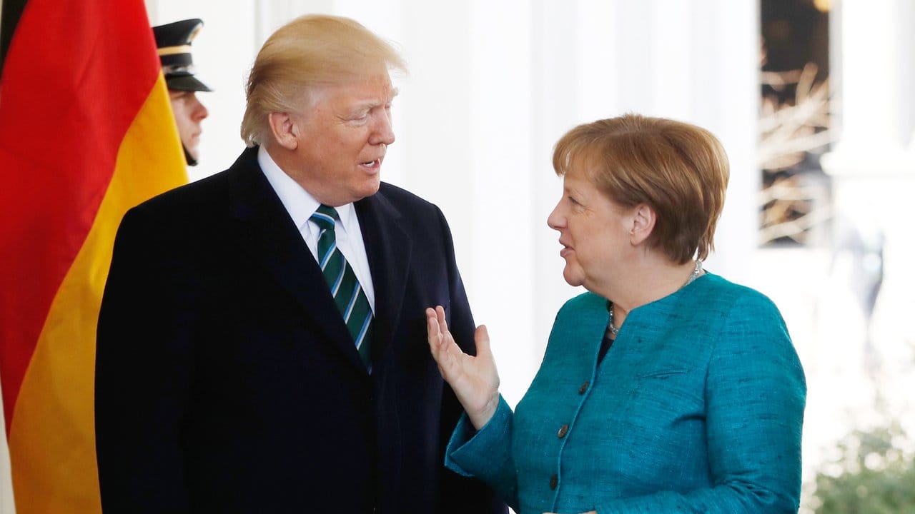 US-Präsident Trump empängt Kanzlerin Merkel vor dem Westflügel des Weißen Hauses in Washington.