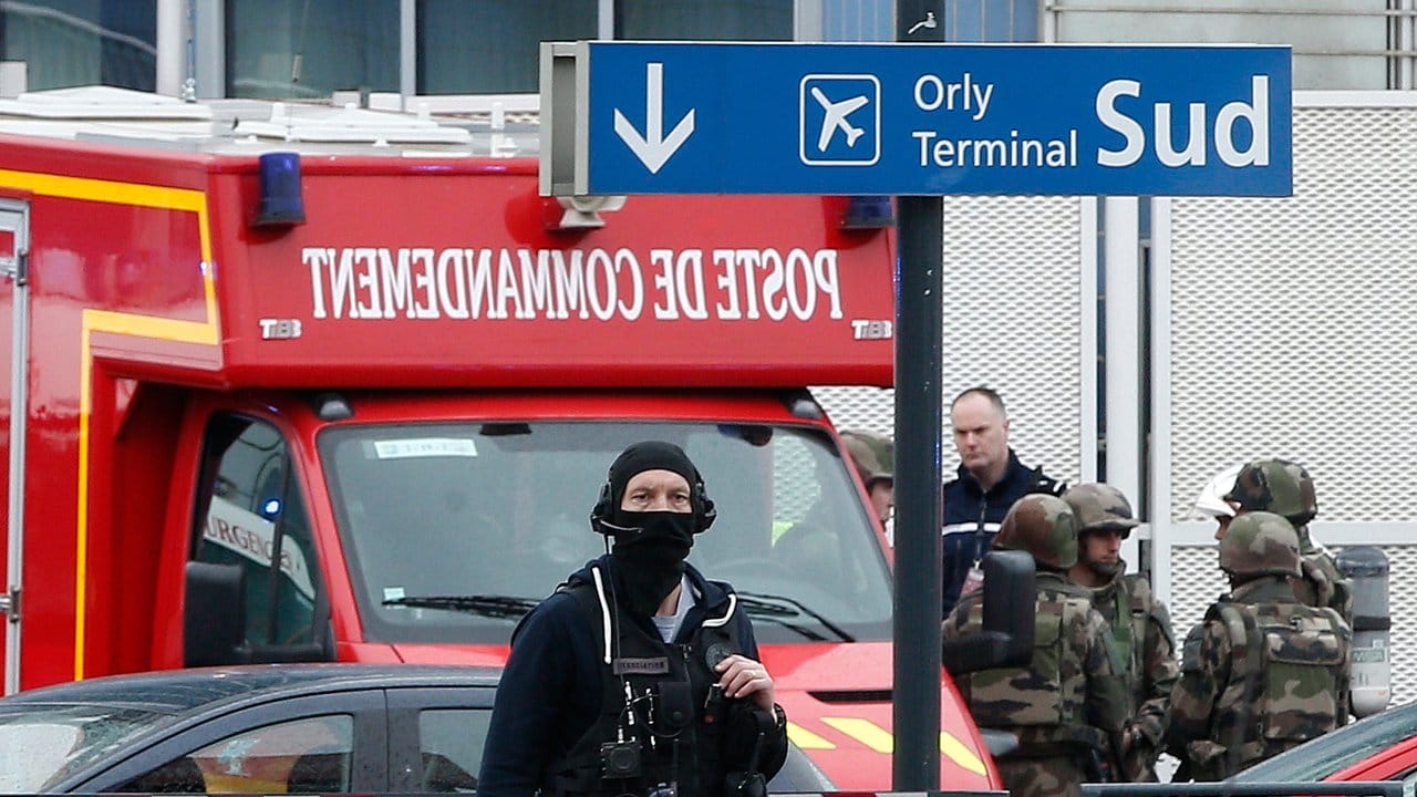Einsatzkräfte am Flughafen Orly in Paris.