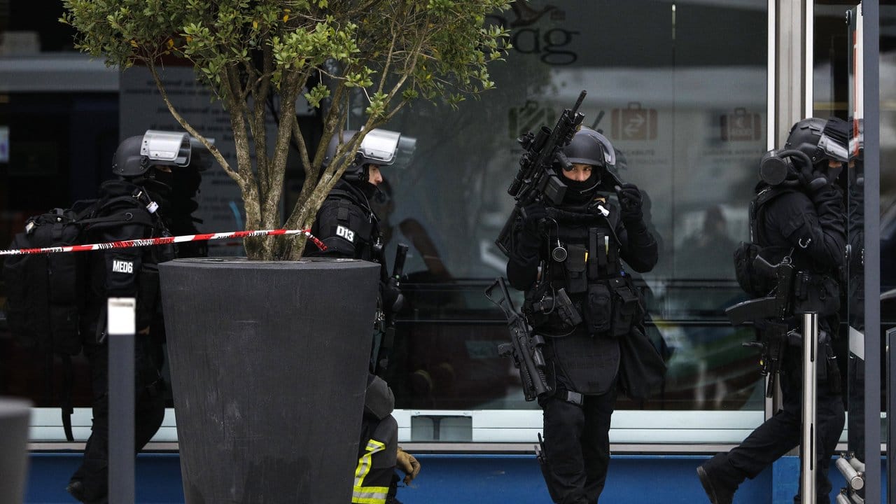 Schwer bewaffnete französische Polizisten sichern am Flughafen Orly in Paris das Gelände.