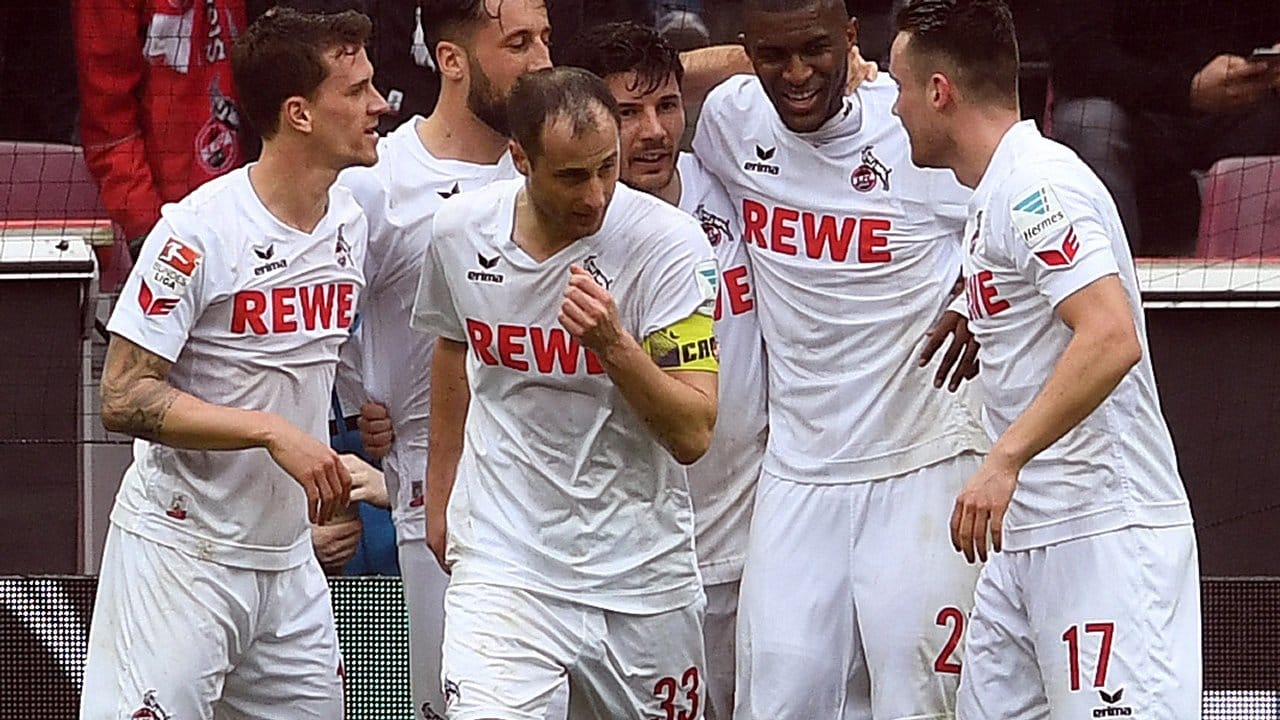 Kölns Spieler feiern das 3:0 gegen Hertha.