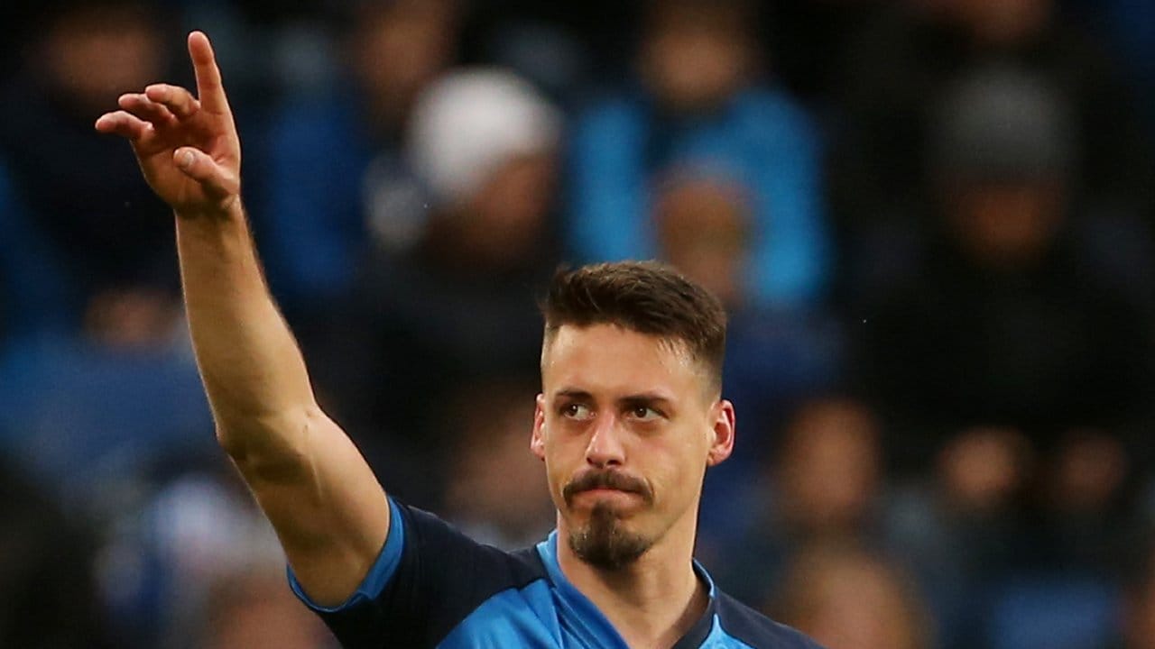 Hoffenheims Sandro Wagner zeigt seinen Treffer zum 1:0 an.