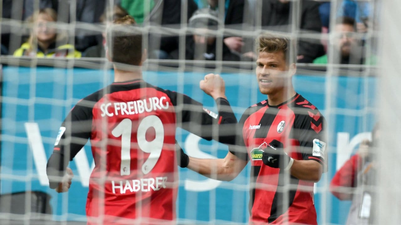 Janik Haberer (l) und Florian Niederlechner von Freiburg jubeln nach dem 1:0 beim FC Augsburg.