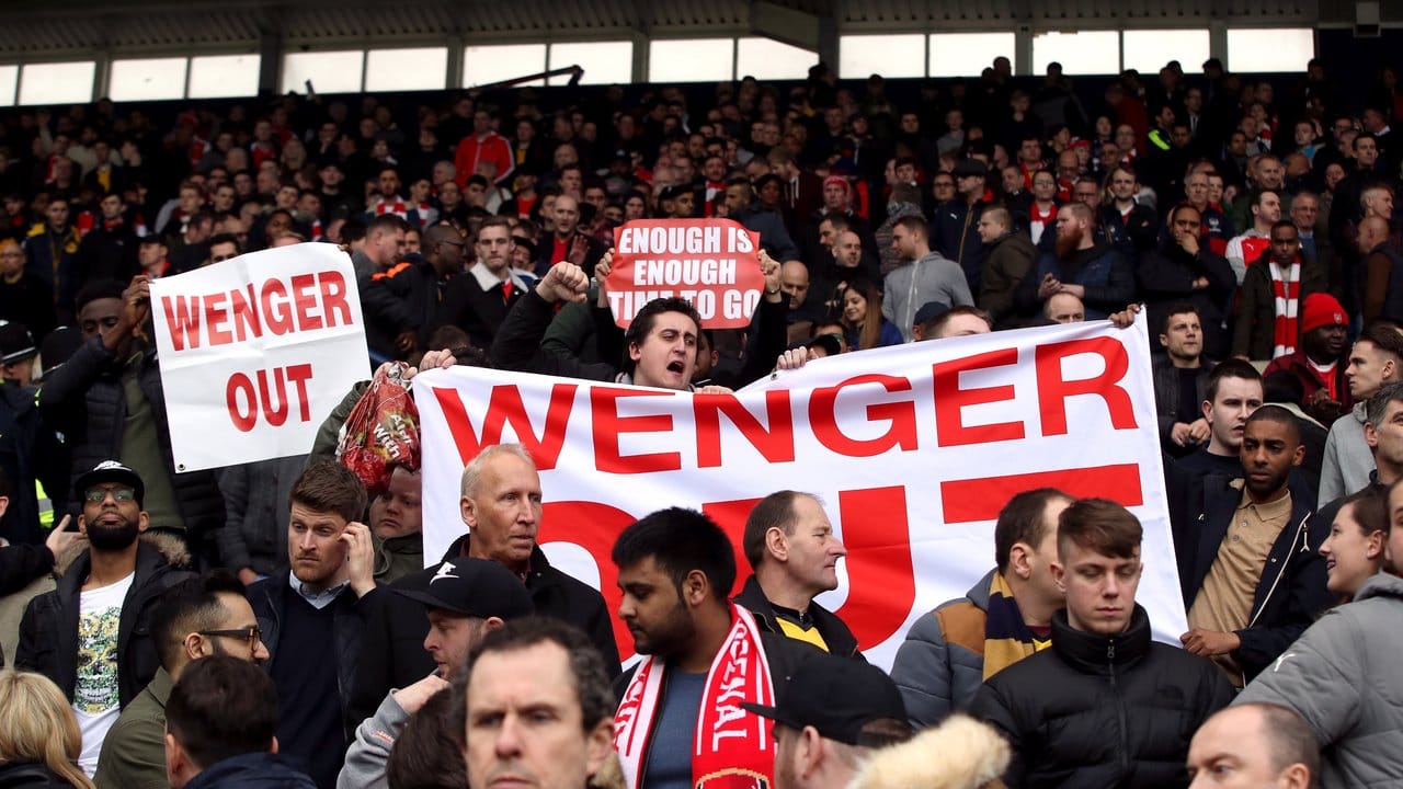 Arsenal-Fans protestieren mit "Wenger out"-Transparenten gegen den Trainer.