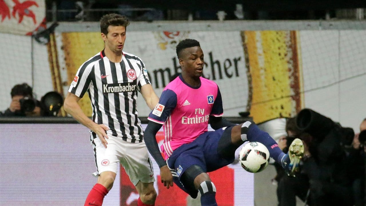 David Abraham (l) von Eintracht Frankfurt und der Hamburger Gideon Jung kämpfen um den Ball.
