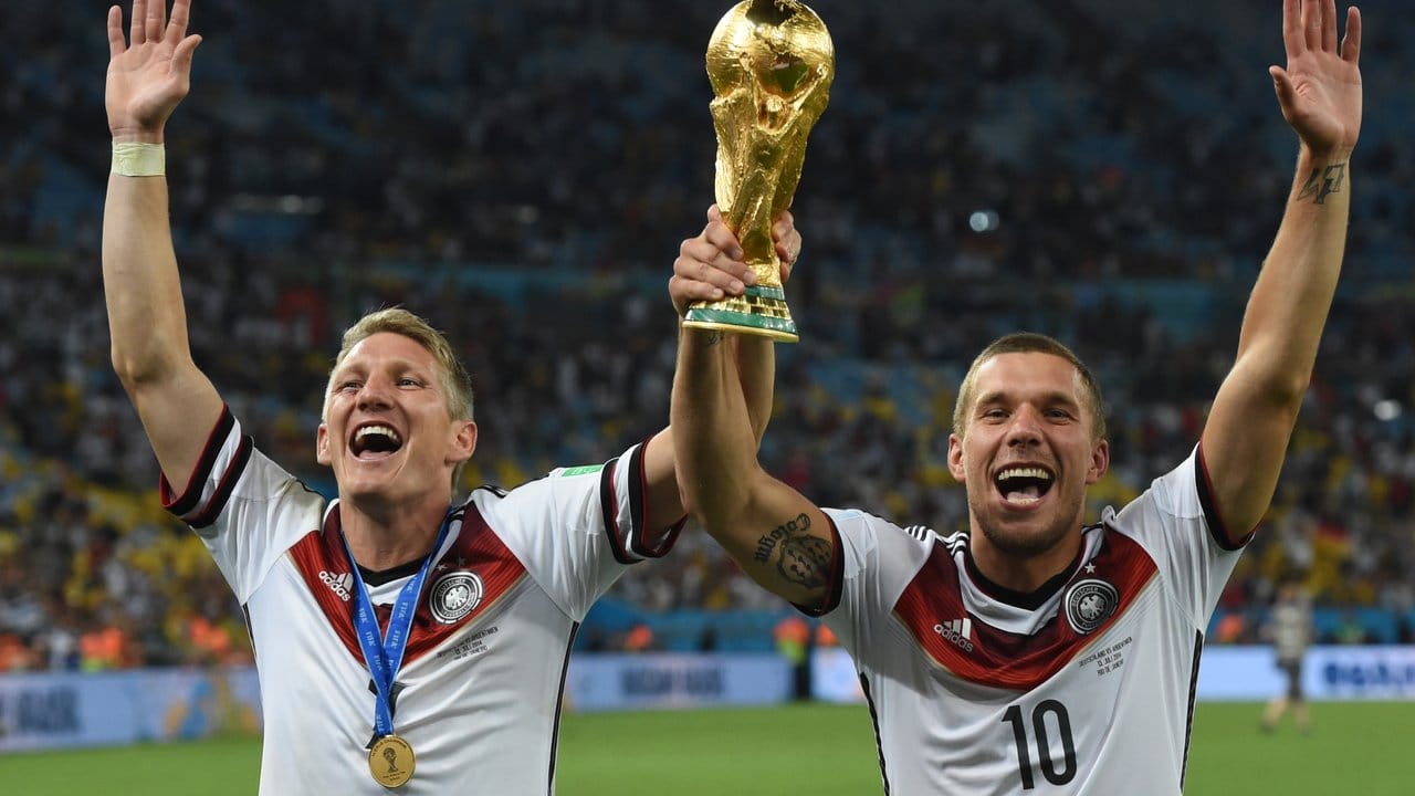 Gemeinsam haben Bastian Schweinsteiger und Lukas Podolski mit der Nationalmannschafat Erfolge gefeiert.