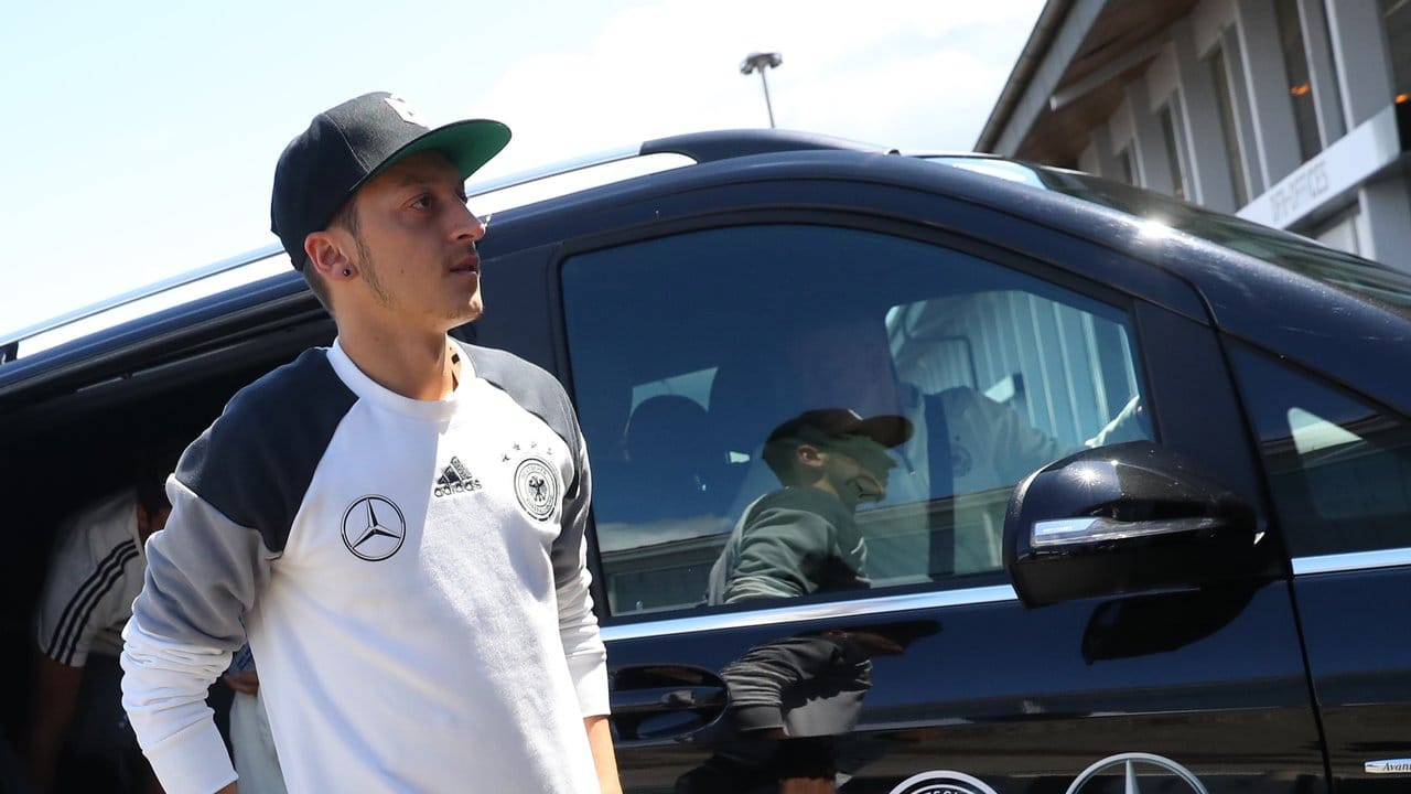 Mesut Özil reist trotz Oberschenkelbeschwerden zum Nationalteam.