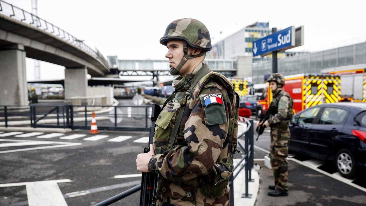 Französische Soldaten sichern am Flughafen Orly in Paris das Gelände.