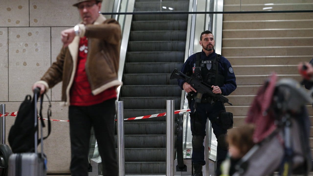 Ein französischer Polizist einer Spezialeinheit im Flughafen Orly in Paris.