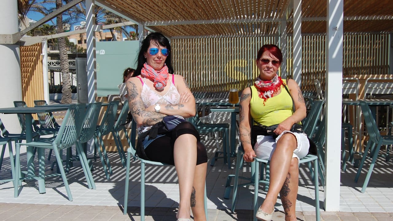 Nicole (l) und Ines aus Magdeburg im neuen "Beach Club Six" auf Mallorca.