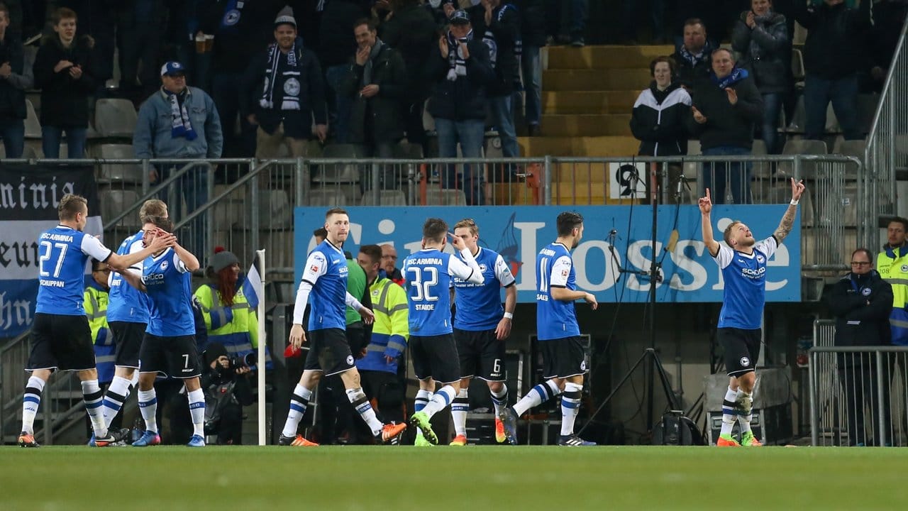 Arminia Bielefeld feiert im Abstiegskampf einen wichtigen 2:0-Sieg über den 1.