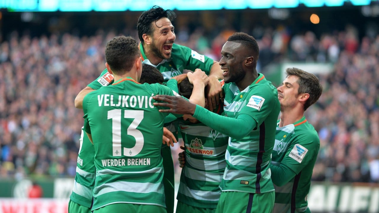 Die Spieler von Werder Bremen feiern das 2:0 gegen RB Leipzig.