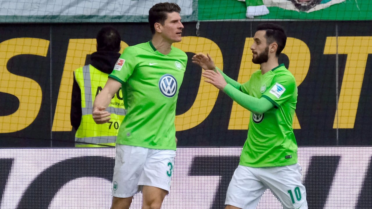 Mario Gomez (l) bejubelt sein Tor zum 1:0 für den VfL Wolfsburg gegen Darmstadt mit Yunus Malli.