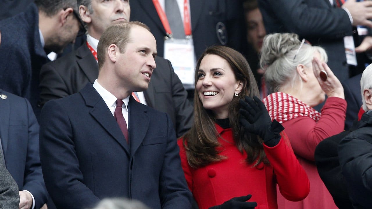 Prinz William (l) und seine Frau, die Herzogin von Cambridge, im Stade de France in Paris.