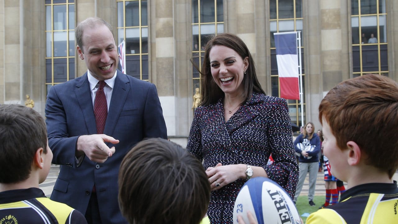 Prinz William (l) und seine Frau trafen in Paris junge französische Rugby-Fans.