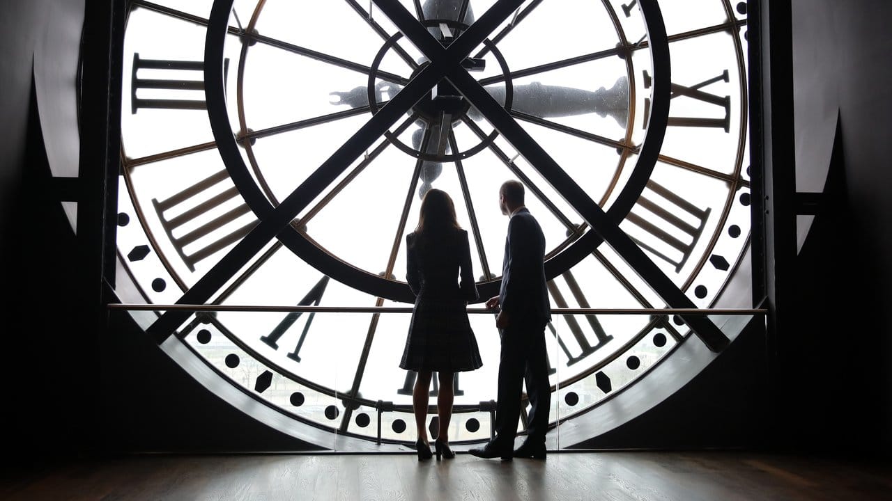 Prinz William und seine Frau im Museum von Orsay (Musee d'Orsay) vor der Uhr.
