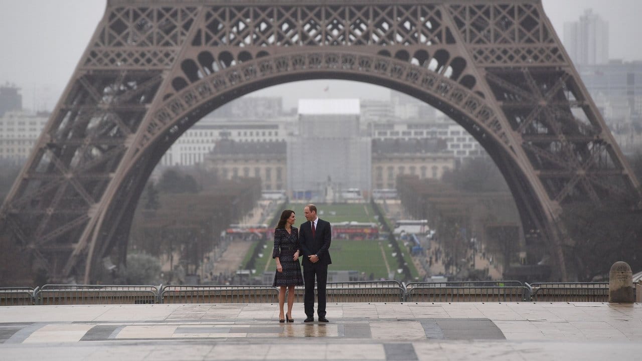 Vor dem Eiffelturm: Prinz William und seine Frau, die Herzogin von Cambridge.