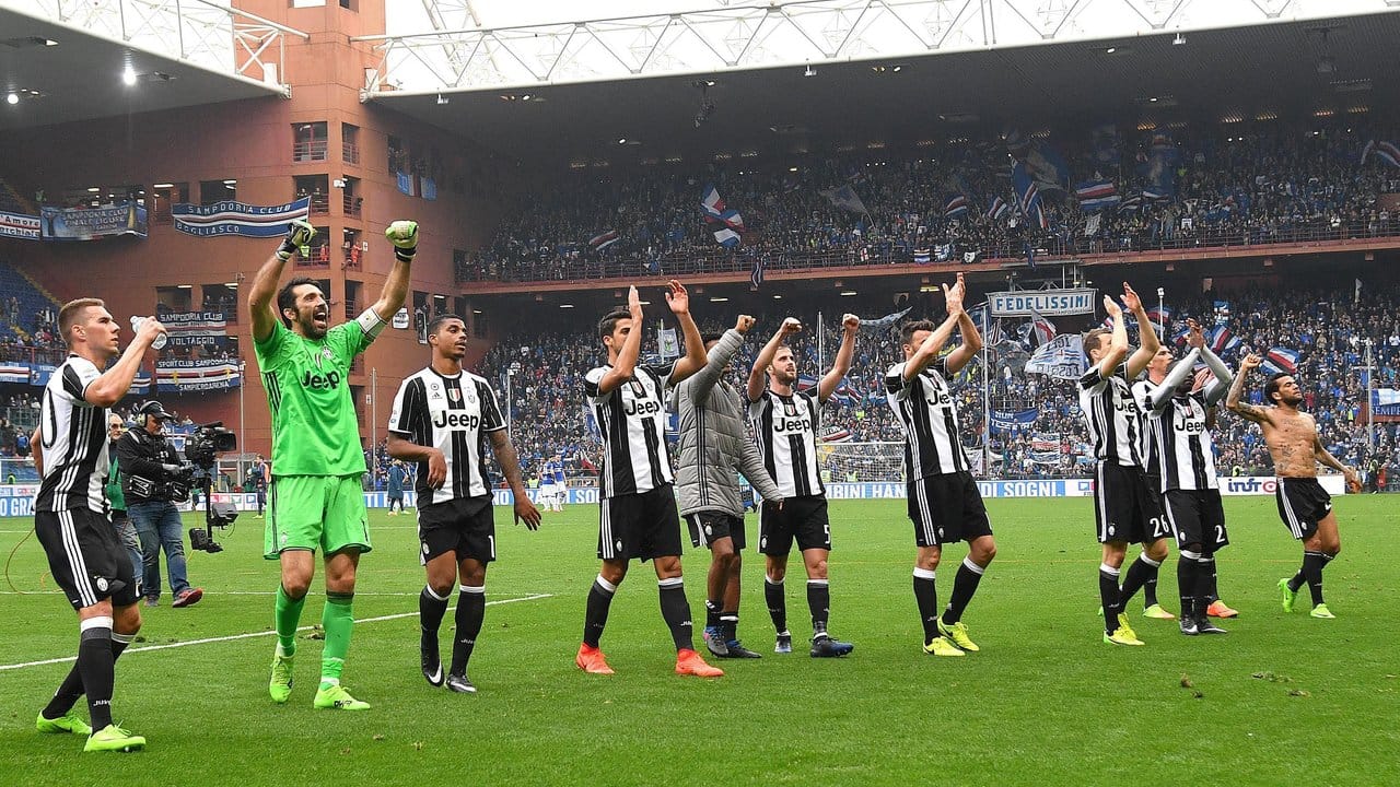 Die Spieler von Juventus Turin bejubeln den Sieg gegen Sampdoria Genua.