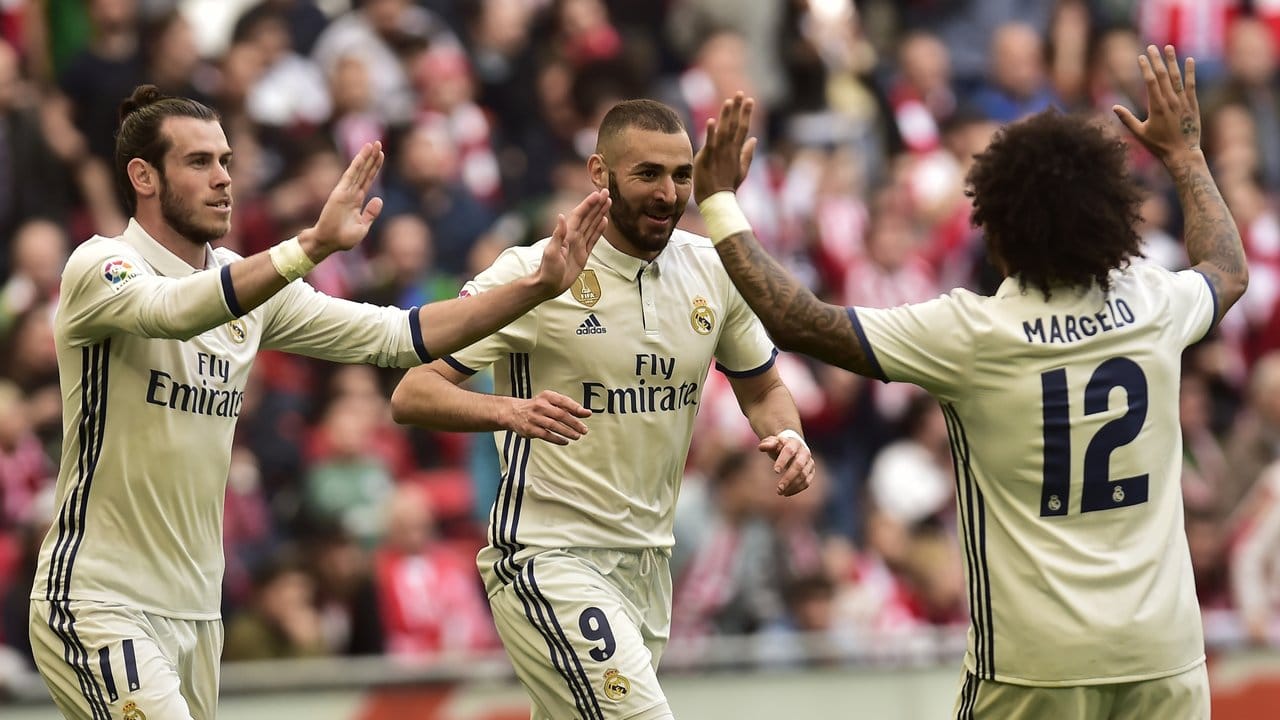 Karim Benzema (M), Gareth Bale und Marcelo Vieira (r) von Real Madrid jubeln über einen Treffer gegen Athletic Bilbao.