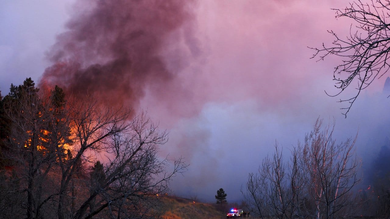Das Feuer lodert unweit eines Wohnviertels in Boulder, Colorado.
