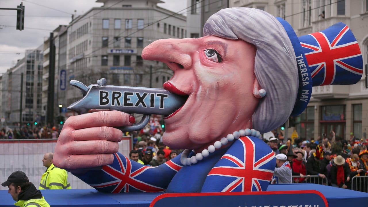 So sahen am Rosenmontag die Düsseldorfer Karnevalisten die Lage der britischen Regierungschefin Theresa May.