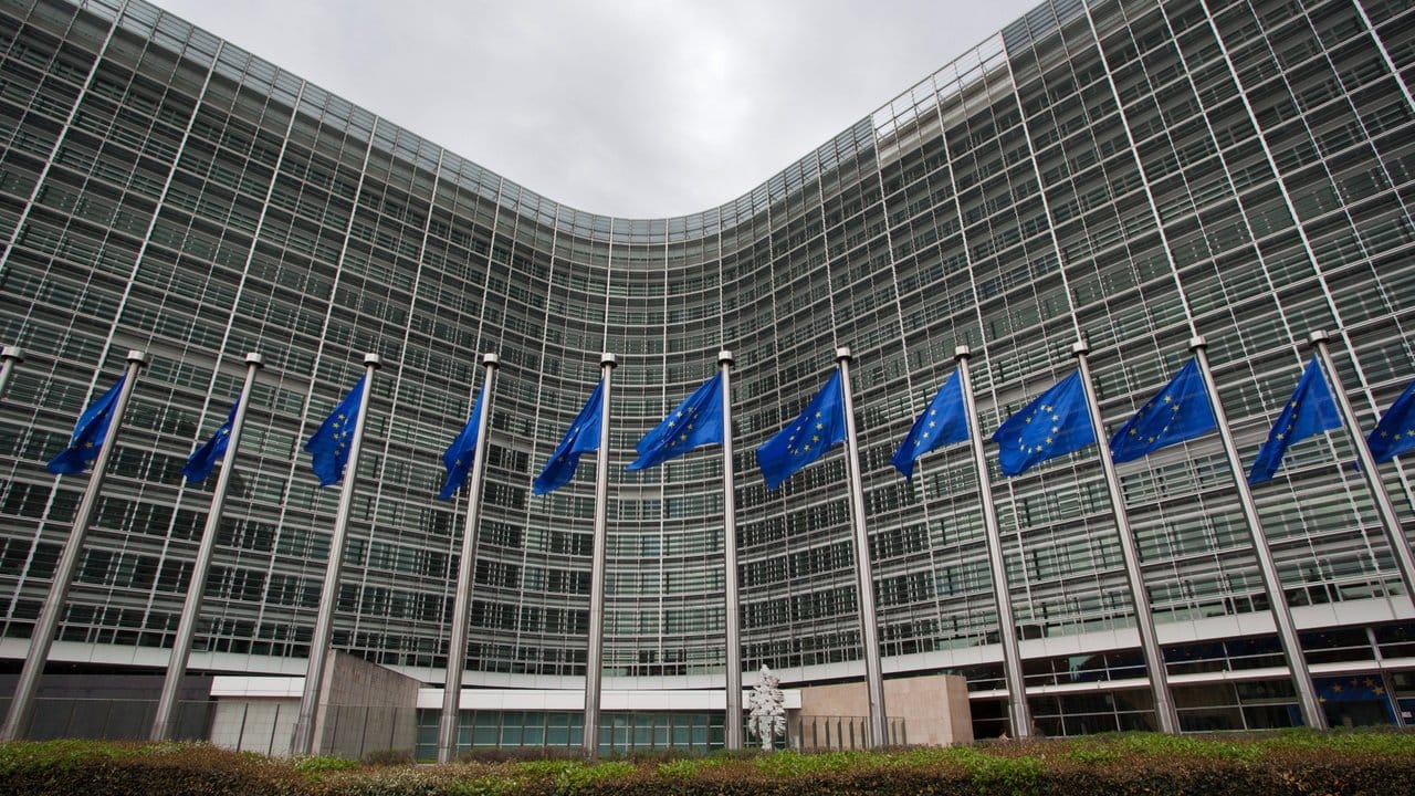 Fahnen wehen vor dem Gebäude der EU-Kommission in Brüssel.
