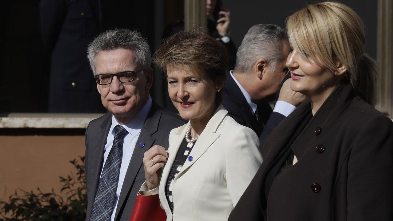Innenminister de Maiziere, die Innenministerin der Schweiz Sommaruga und die slowenische Innenministerin Györkös Znidar bei der Ankunft in Rom.