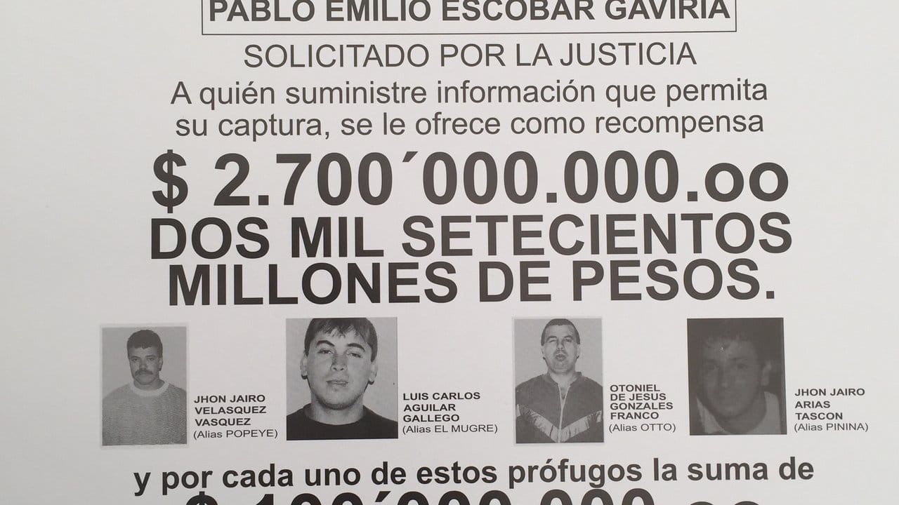 Ein Fahndungsplakat mit dem nach Pablo Escobar und Komplizen wie Jhon Jairo Velásquez alias "Popeye" gefahndet wurde.