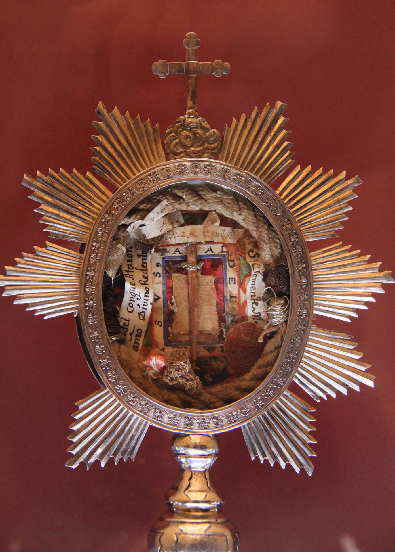Ein Dorn von Jesus Dornenkrone und andere Reliquien gibt es im Kloster de la Encarnación in Mula zu sehen.