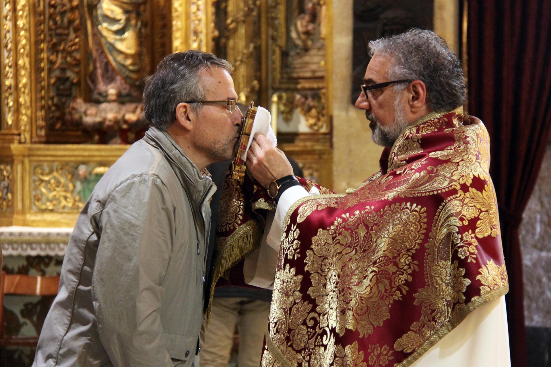 Priester Emilio Andrés Sánchez Espin während der Pilgermesse – hier dürfen Pilger das Reliquienkreuz sogar küssen.