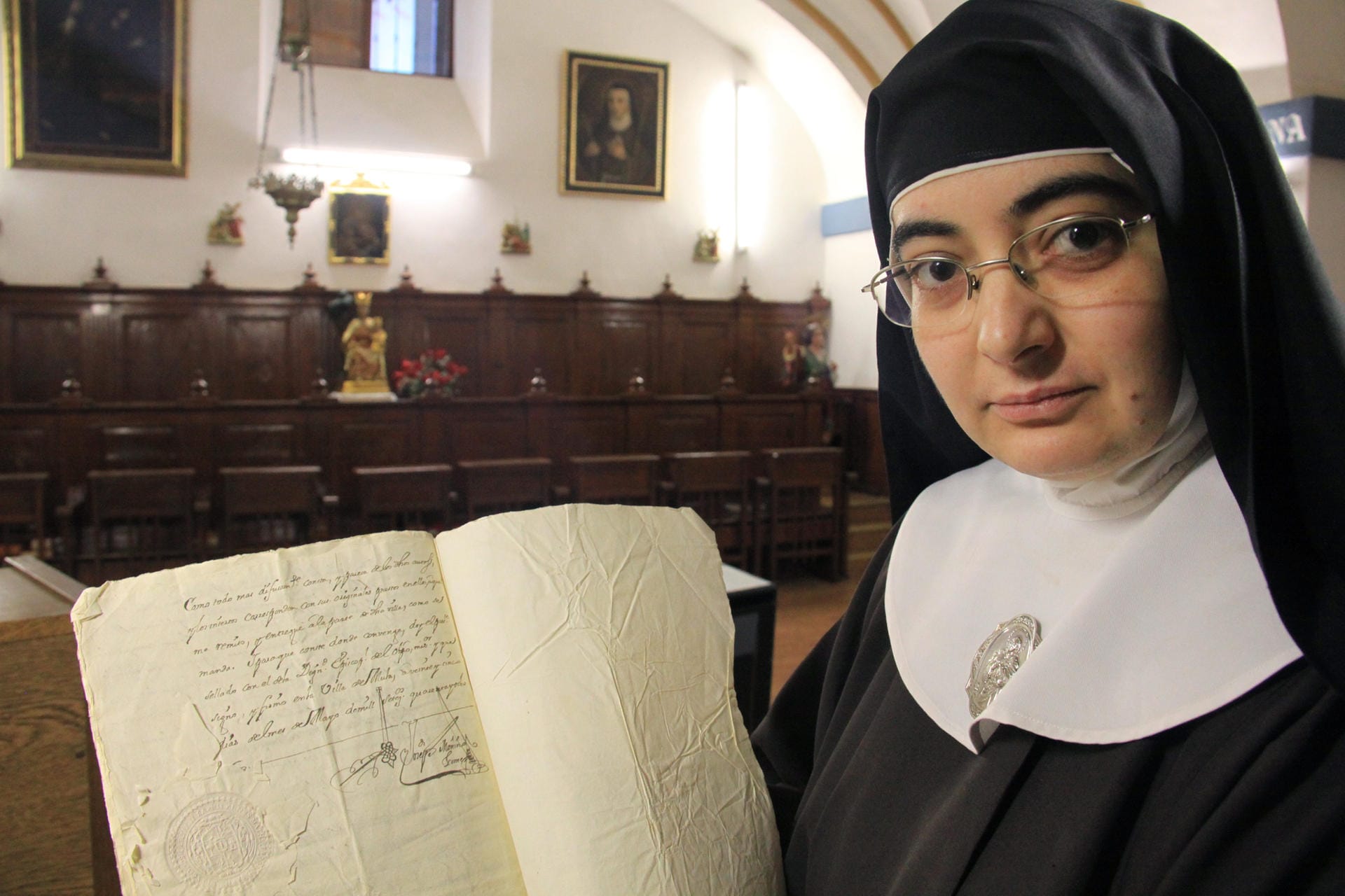 Die Ordensschwester Mari Carmen zeigt Beweise über die Echtheit der Reliquien im Kloster de la Encarnación in Mula.