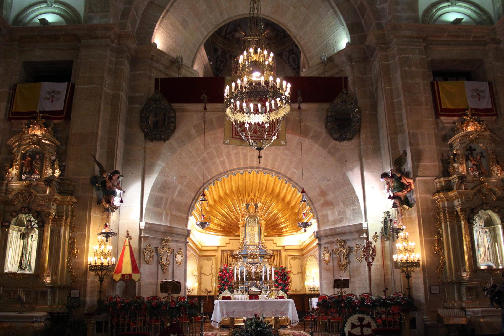 Der Altar der Basilika von Caravaca de la Cruz.