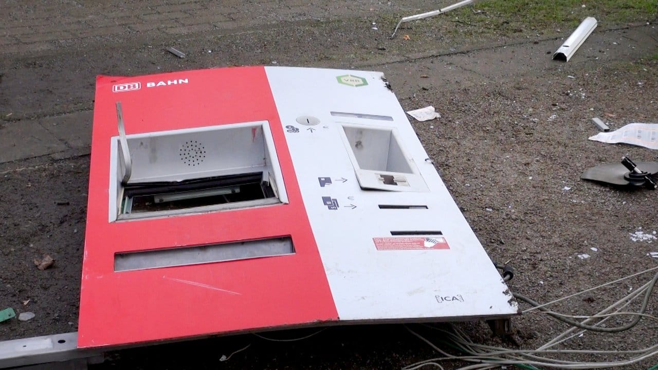 Die zerstörte Frontplatte des Fahrscheinautomaten.