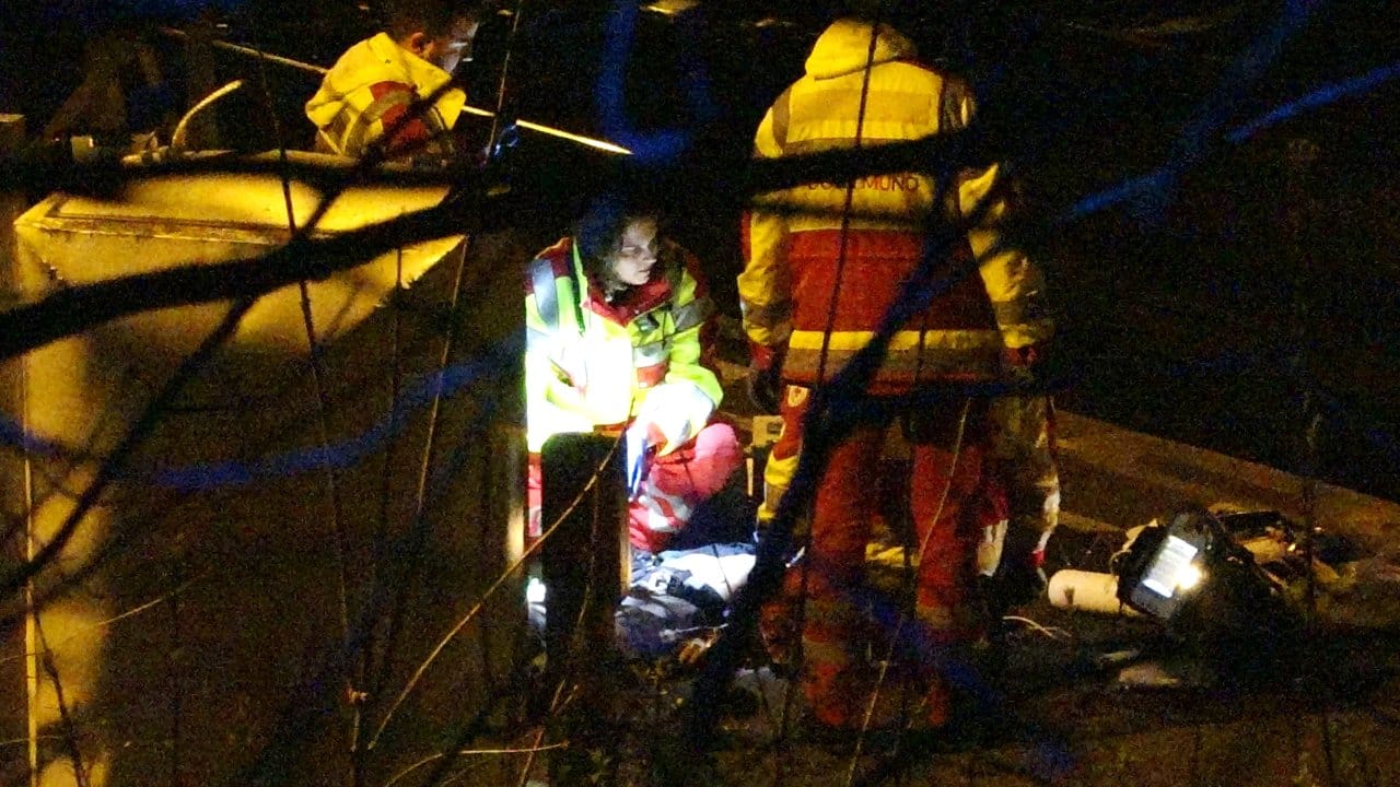Rettungskräfte kümmern sich auf dem Bahnsteig um den Schwerverletzten.