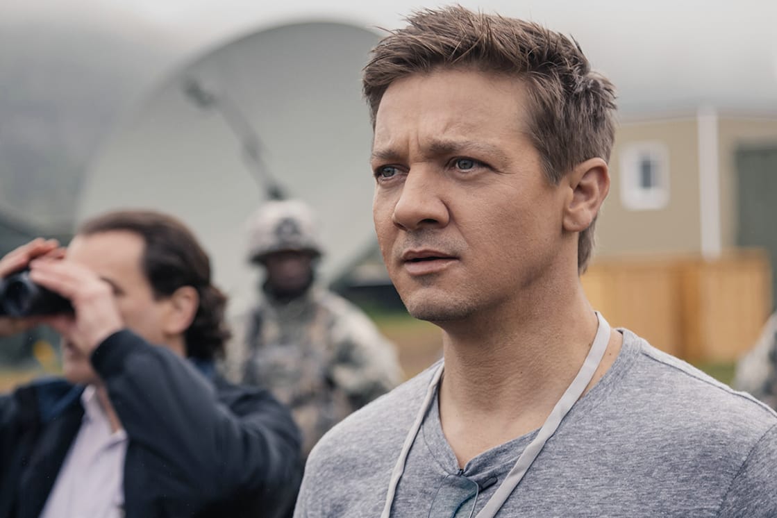 "Arrival"-Schauspieler Jeremy Renner trägt die Haare auch privat gern kurz und leicht zu stylen, so mögen es die Frauen – ab März 2017 gibt es den Alien-Film auf DVD und Blu-ray.