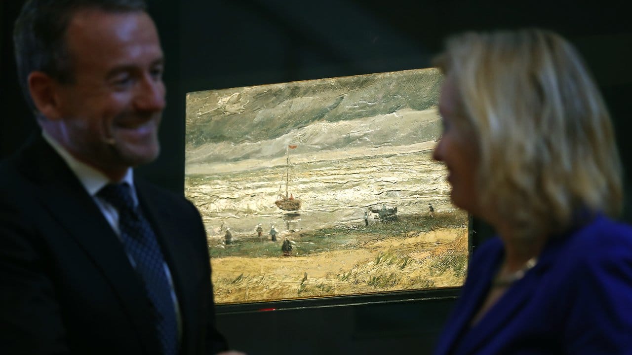 Der Direktor des Van Gogh Museums, Axel Rüger, und die niederländische Kulturministerin Jet Bussemaker neben dem Gemälde "Zeegezicht bij Scheveningen" (Meeressicht bei Scheveningen, 1882) von Vincent van Gogh.