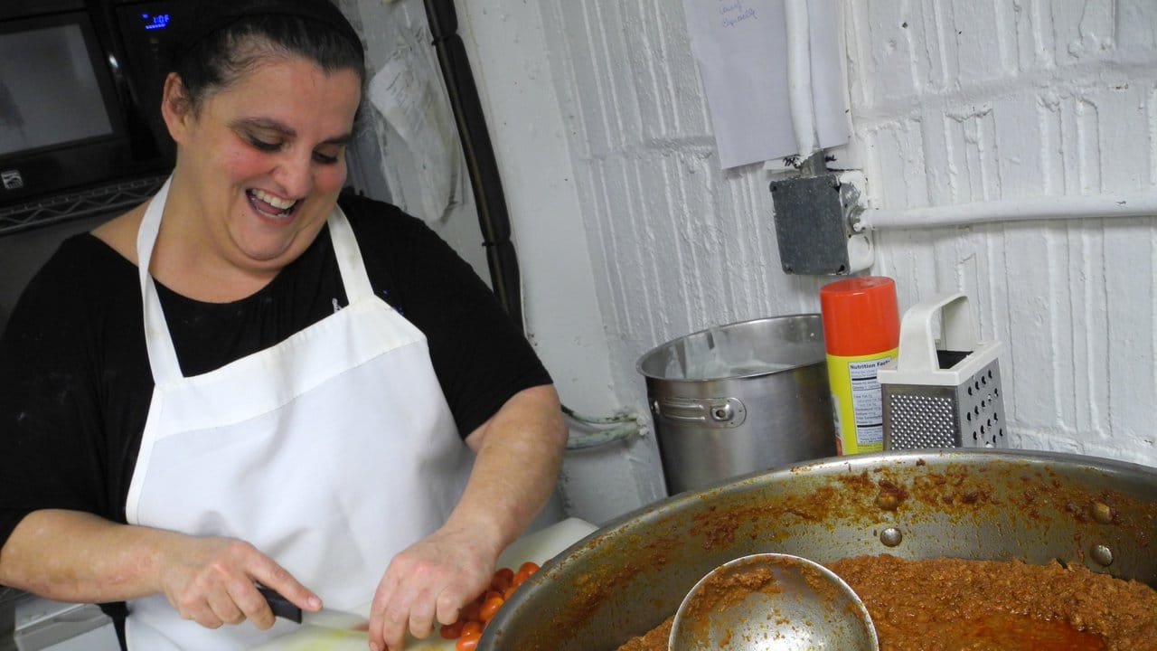 Nonna Margherita aus der Provinz Palermo in einer von zwei Küchen der "Enoteca Maria" in New York.