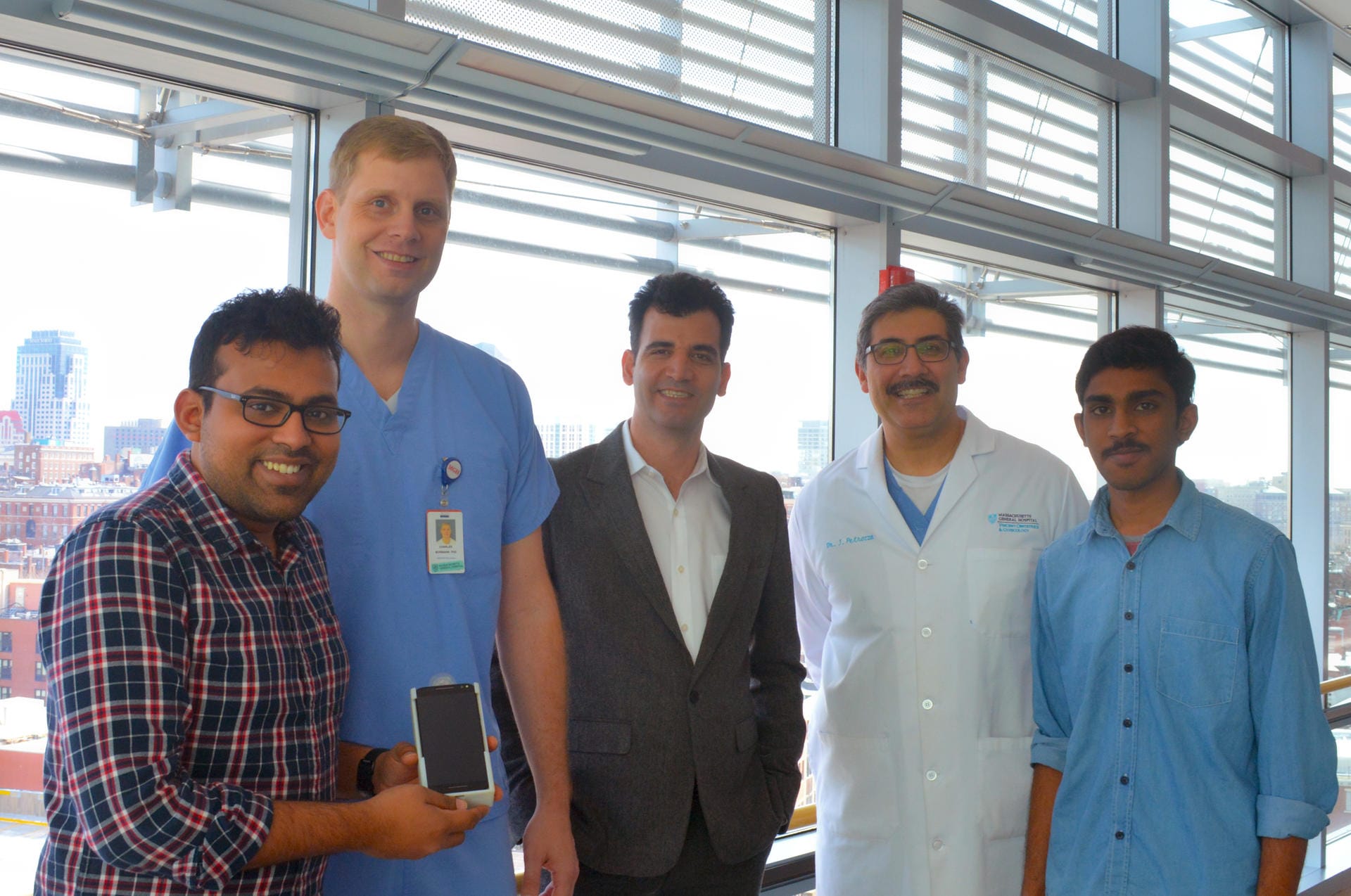 Das Foto zeigt das Team, das den Fruchtbarkeitstest entwickelt hat. Manoj Kumar Kanakasabapathy (l-r), Charles Bormann, Hadi Shafiee, John Petrozza, Prudhvi Thirumalaraju.