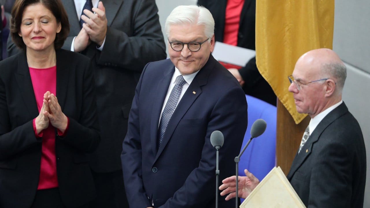 Der neue Bundespräsident lächelt.