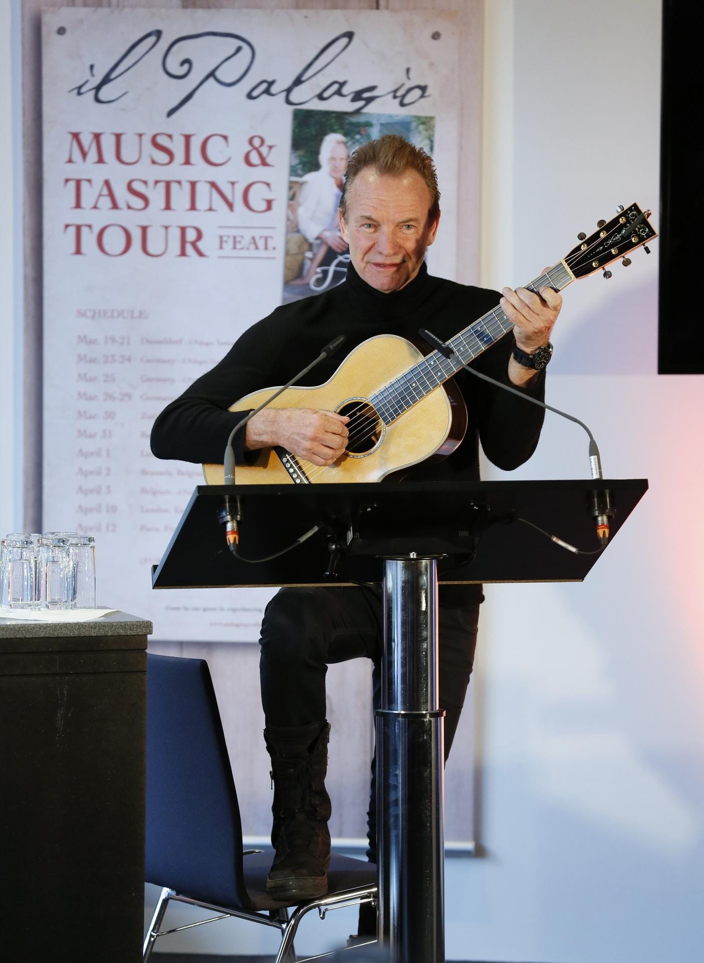 Sting brachte seine Gitarre mit und spielte für die Gäste drei Songs – darunter auch den Police-Klassiker "Message in a bottle".